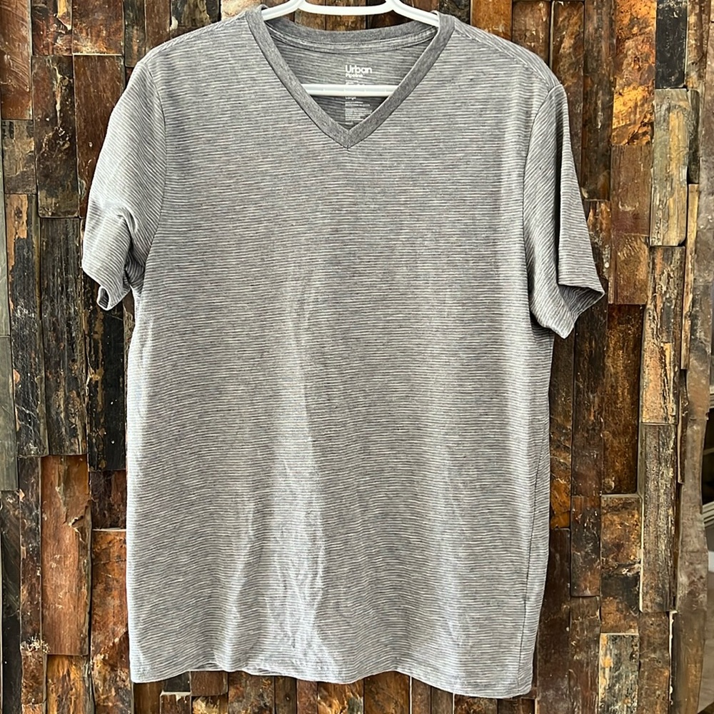 Gently worn Urban Pipeline V-neck T-shirt L
